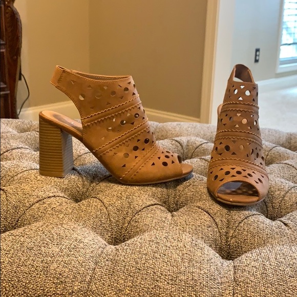 Women’s Tan heels - Picture 1 of 3